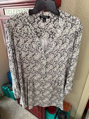 Roz & Ali Black and White Floral Lace Print Popover Top